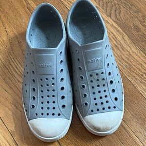 Native Jefferson gray shoes size 3 big kids